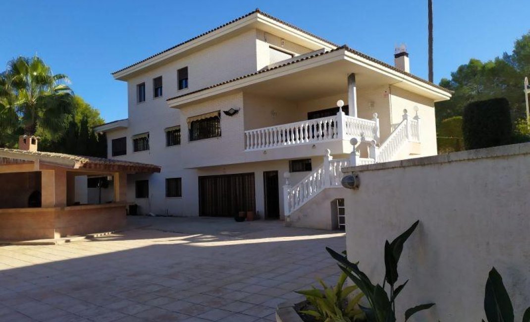 Resale - Villa -
Benidorm - Poniente
