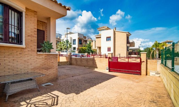 Resale - Villa -
La Nucía - La Alberca