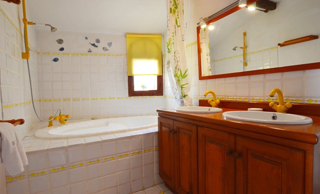 Resale - Village house -
Altea