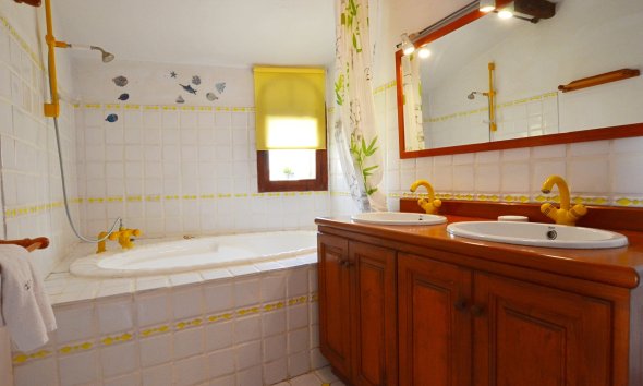 Resale - Village house -
Altea