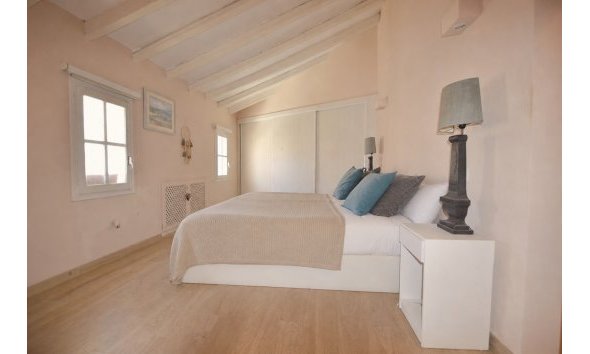 Resale - Village house -
Altea
