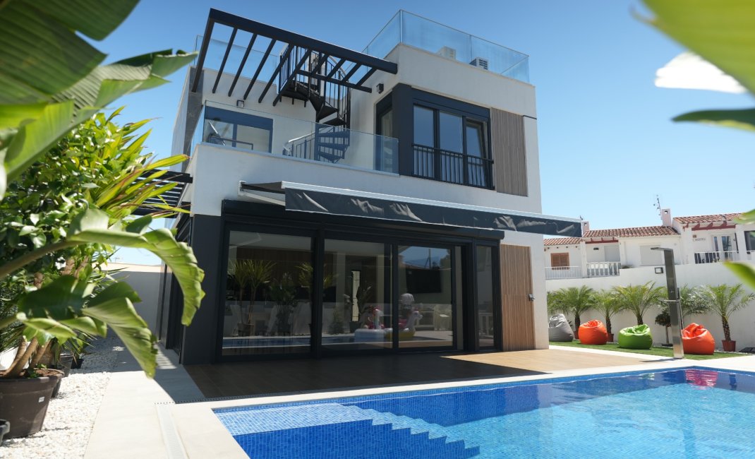 Resale -  Chalet / Villa -
La Nucía