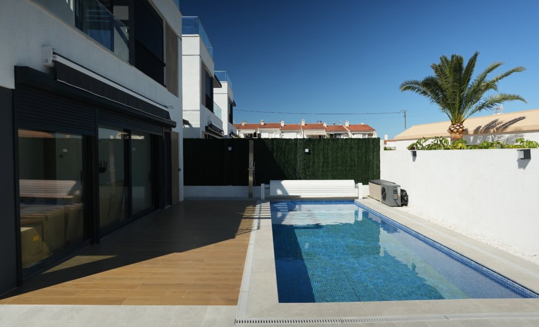 Resale -  Chalet / Villa -
La Nucía