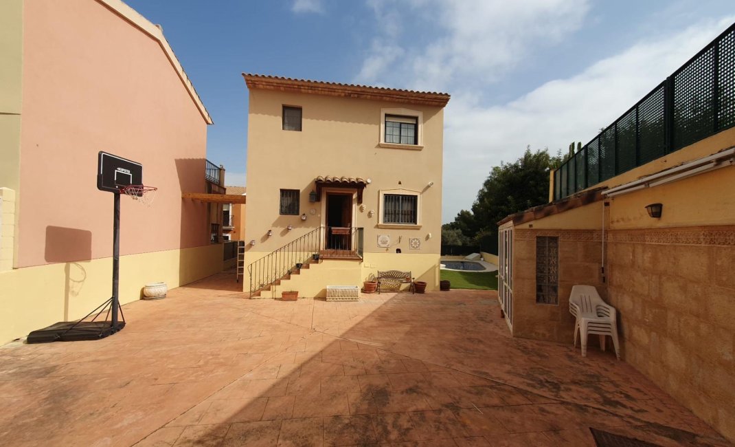 Resale - Villa -
Alfas del Pí - Colonia Escandinavia-Cautivador