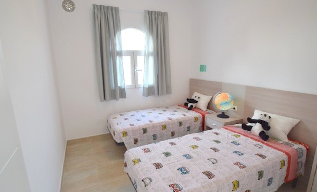  Alquiler larga estancia - Apartamento / piso -
Albir