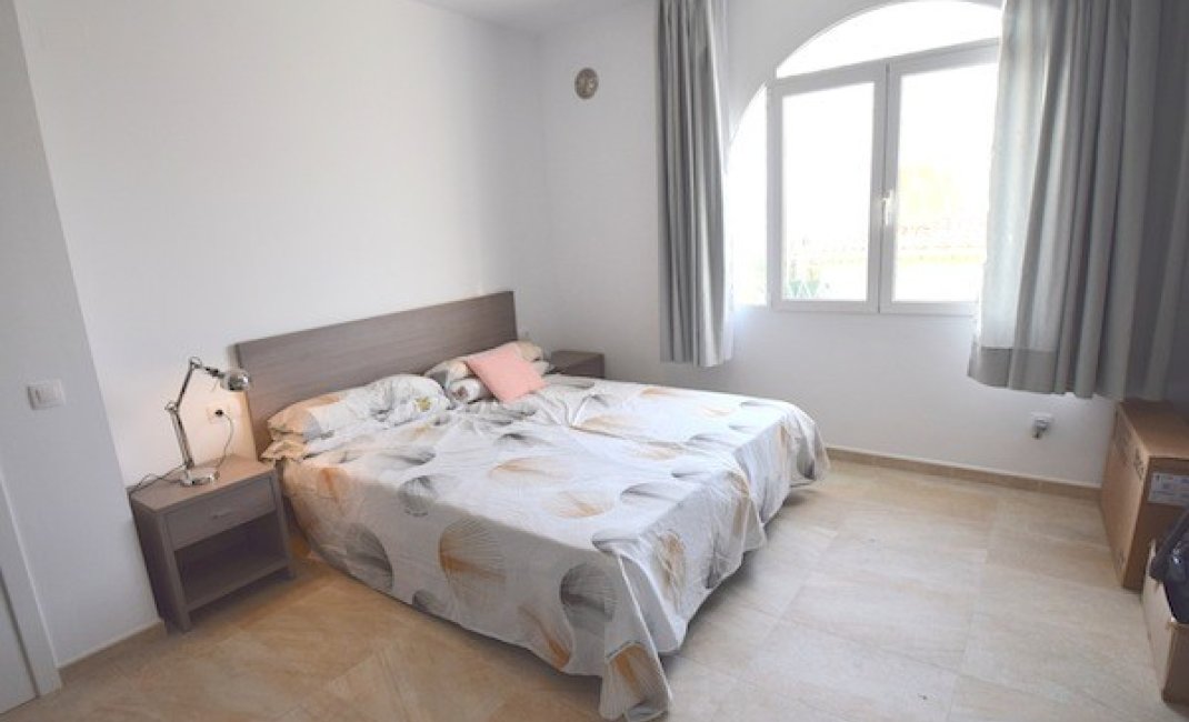  Alquiler larga estancia - Apartamento / piso -
Albir