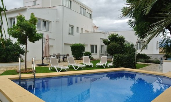  Alquiler larga estancia - Apartamento / piso -
Albir