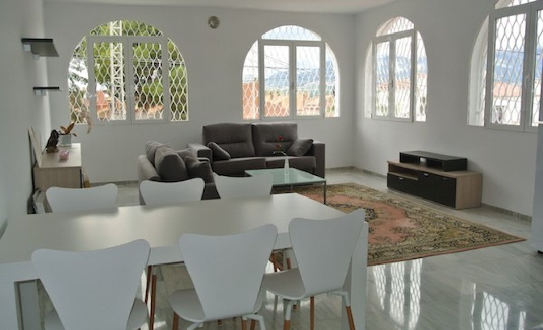  Alquiler larga estancia - Apartamento / piso -
Albir