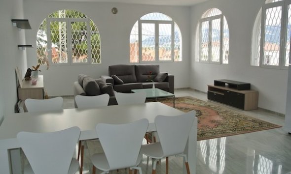  Alquiler larga estancia - Apartamento / piso -
Albir