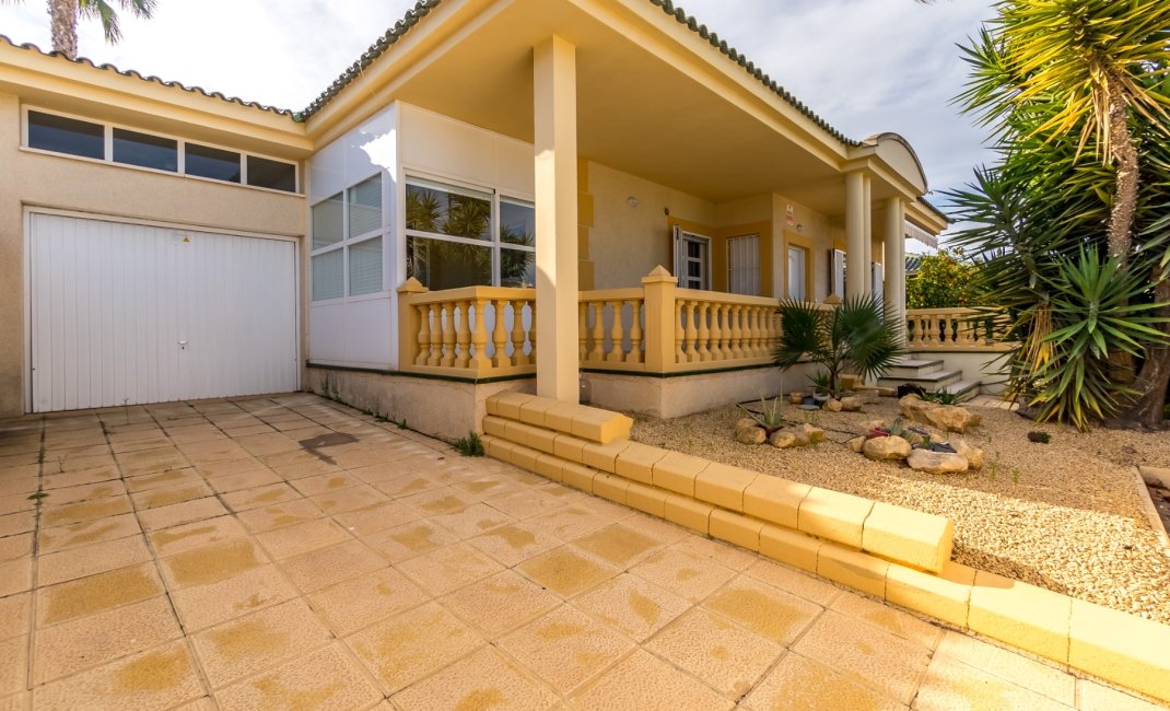 Resale - Villa -
Albir