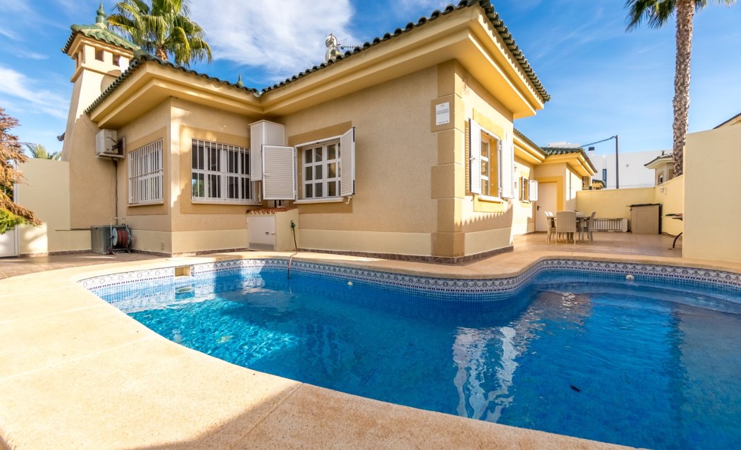 Resale - Villa -
Albir